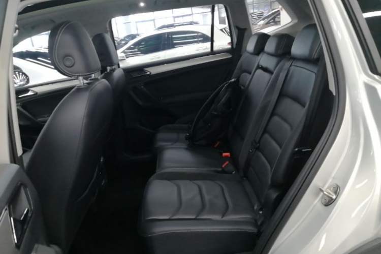Used Volkswagen Tiguan L 2019 Updated Version 330TSI Automatic Two-Wheel Drive Panoramic Comfort Edition China VI Standard Left Rear Seat