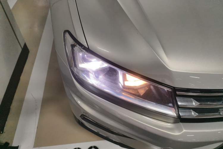 Used Volkswagen Tiguan L 2019 330TSI Automatic Two-Wheel Drive Panoramic Comfort Edition China VI Standard Right Front Headlight