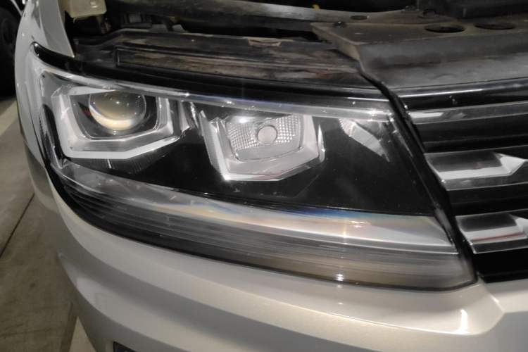 Used Volkswagen Tiguan L 2019 330TSI Automatic Two-Wheel Drive Panoramic Comfort Edition China V Standard Right Front Headlight