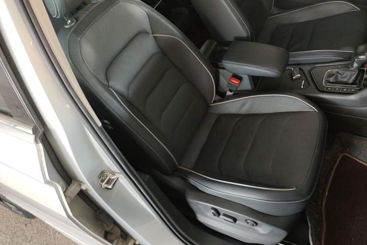 Used Volkswagen Tiguan L 2019 330TSI Automatic Two-Wheel Drive R-Line Flagship Model China VI Standard Right Front Seat