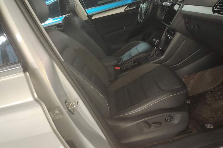 Used Volkswagen Tiguan L 2019 Revised 330TSI Automatic Two-Wheel Drive Smart & Luxury Edition China VI Standard Right Front Seat