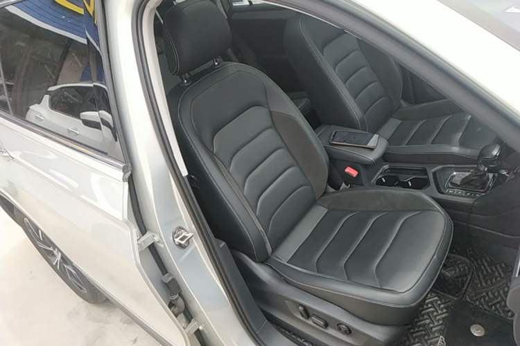 Used Volkswagen Tiguan L 2019 Revised 330TSI Automatic Two-Wheel Drive Smart & Luxury Edition China VI Standard Right Front Seat