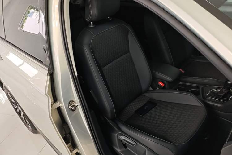 Used Volkswagen Tiguan L 2019 330TSI Automatic Two-Wheel Drive Luxury Edition China VI Standard Right Front Seat