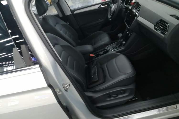 Used Volkswagen Tiguan L 2019 Updated Version 330TSI Automatic Two-Wheel Drive Panoramic Comfort Edition China VI Standard Right Front Seat
