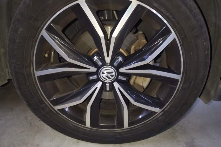 Used Volkswagen Tiguan L 2019 330TSI Automatic Two-Wheel Drive Smart Luxury Version China VI Standard Right Front Wheel Hub