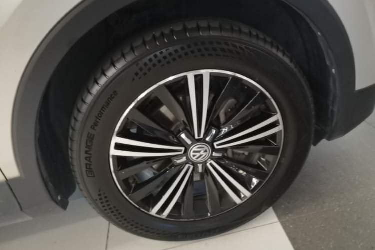 Used Volkswagen Tiguan L 2019 330TSI Automatic Two-Wheel Drive Panoramic Comfort Edition China VI Standard Right Front Wheel Hub