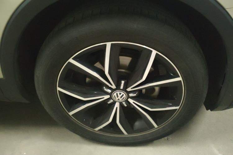 Used Volkswagen Tiguan L 2019 330TSI Automatic Two-Wheel Drive Smart Luxury Version China VI Standard Right Front Wheel Hub