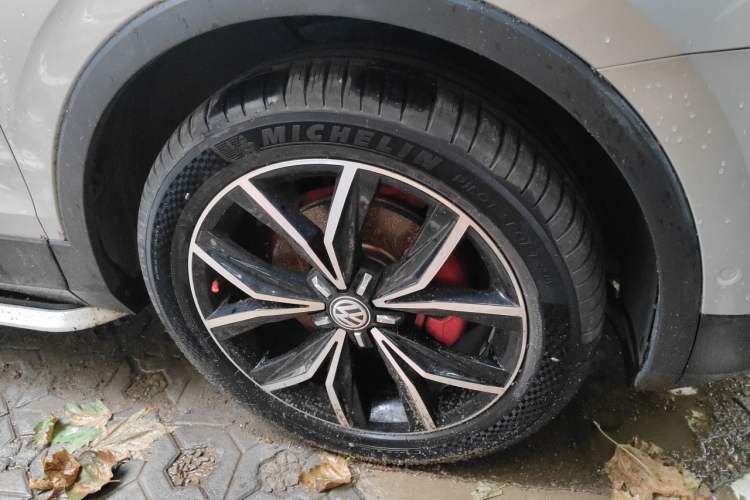 Used Volkswagen Tiguan L 2019 330TSI Automatic Two-Wheel Drive Smart Luxury Version China VI Standard Right Front Wheel Hub