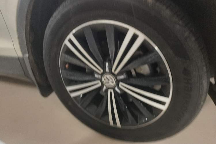 Used Volkswagen Tiguan L 2019 330TSI Automatic Two-Wheel Drive Panoramic Comfort Edition China VI Standard Right Front Wheel Hub