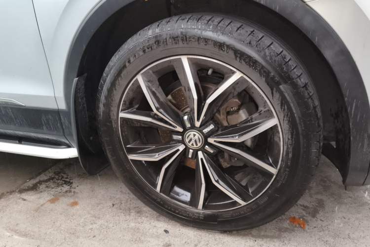 Used Volkswagen Tiguan L 2019 Revised Version 330TSI Automatic Two-Wheel Drive Intelligent Luxury Edition China V Standard Right Front Wheel Hub