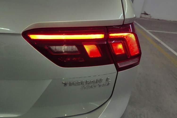 Used Volkswagen Tiguan L 2019 Updated Version 330TSI Automatic Two-Wheel Drive Panoramic Comfort Edition China VI Standard Right Rear Taillight