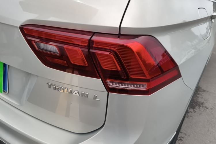 Used Volkswagen Tiguan L 2019 Revised Version 280TSI Automatic Two-Wheel Drive Panoramic Comfort Edition China VI Standard Right Rear Taillight