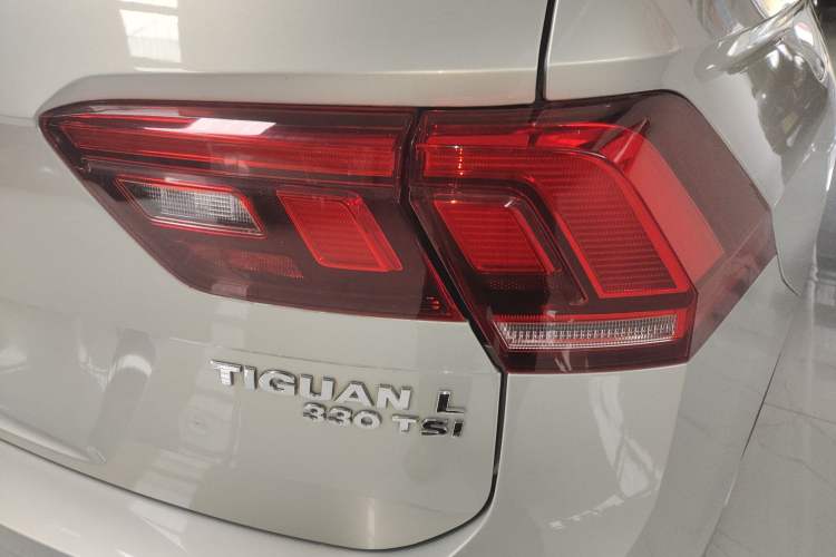 Used Volkswagen Tiguan L 2019 Revised 330TSI Automatic Two-Wheel Drive Smart & Luxury Edition China VI Standard Right Rear Taillight