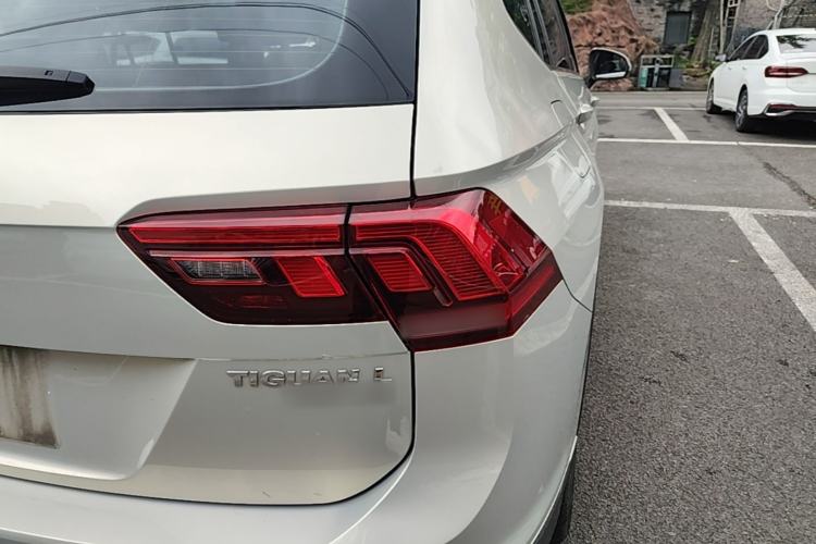Used Volkswagen Tiguan L 2019 Updated Version 330TSI Automatic Two-Wheel Drive Panoramic Comfort Edition China VI Standard Right Rear Taillight