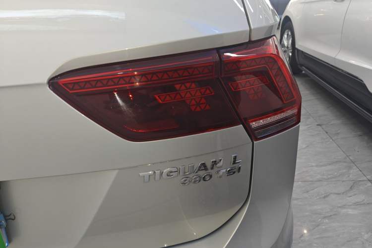 Used Volkswagen Tiguan L 2019 380TSI Automatic All-Wheel Drive Luxury Edition with 7 Seats China VI Standard Right Rear Taillight