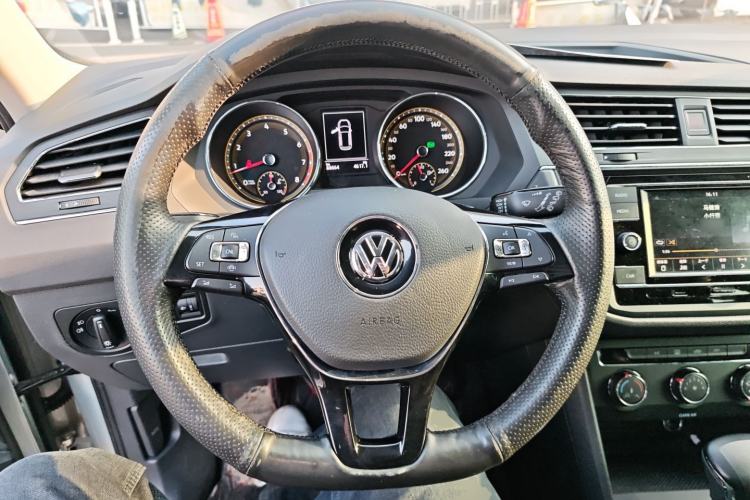 Used Volkswagen Tiguan L 2019 330TSI Automatic Two-Wheel Drive Luxury Edition China VI Standard Steering Wheel