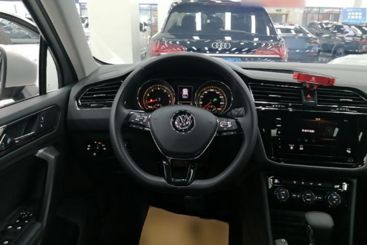 Used Volkswagen Tiguan L 2019 Updated Version 330TSI Automatic Two-Wheel Drive Panoramic Comfort Edition China VI Standard Steering Wheel