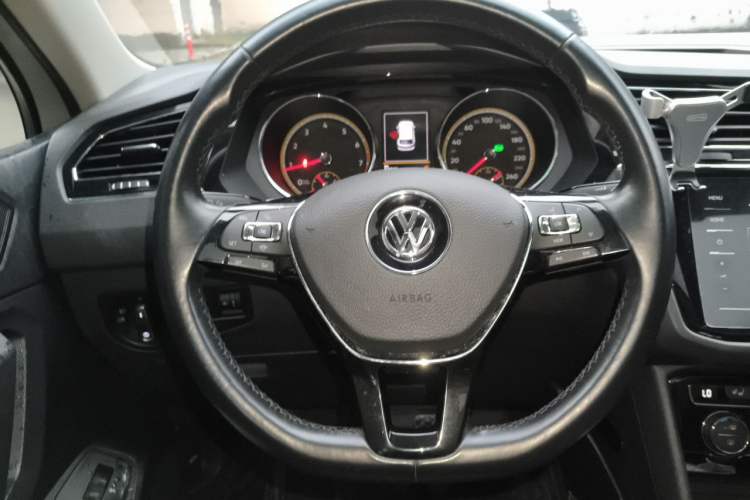 Used Volkswagen Tiguan L 2019 Revised Version 330TSI Automatic Two-Wheel Drive Intelligent Luxury Edition China V Standard Steering Wheel