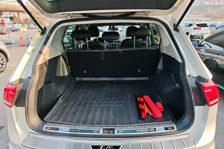Used Volkswagen Tiguan L 2019 330TSI Automatic Two-Wheel Drive Luxury Edition China VI Standard Trunk