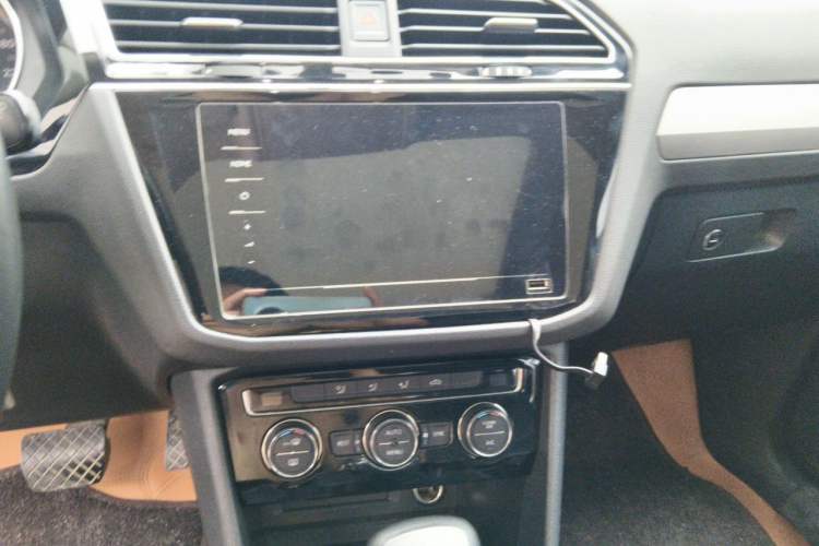 Used Volkswagen Tiguan L 2019 Updated Version 330TSI Automatic Two-Wheel Drive Panoramic Comfort Edition China VI Standard Audio And AC Panel