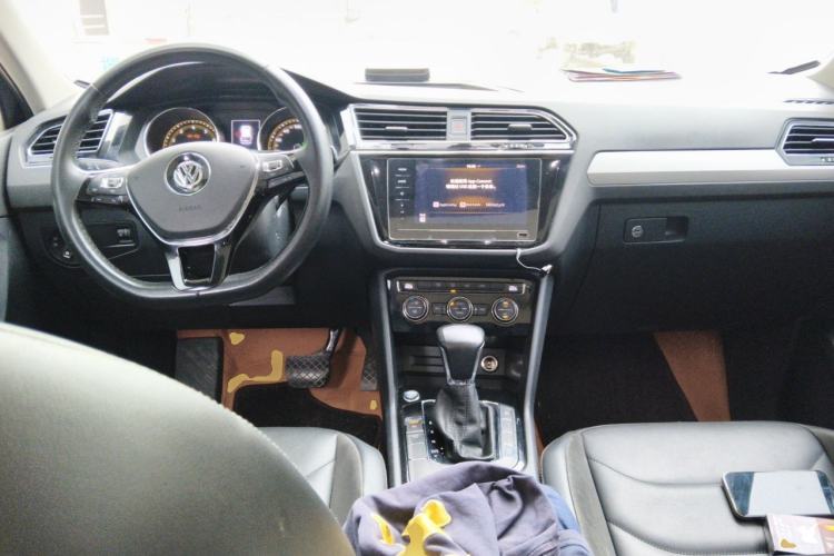 Used Volkswagen Tiguan L 2019 Updated Version 330TSI Automatic Two-Wheel Drive Panoramic Comfort Edition China VI Standard Center Console