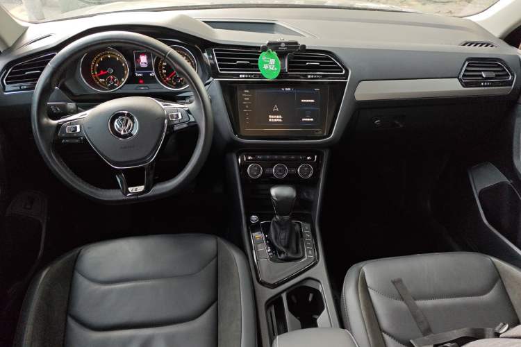 Used Volkswagen Tiguan L 2019 Revised 330TSI Automatic Two-Wheel Drive Smart & Luxury Edition China VI Standard Center Console