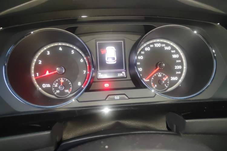 Used Volkswagen Tiguan L 2019 330TSI Automatic Two-Wheel Drive Smart Luxury Version China V Emission Standard Odometer Close Up