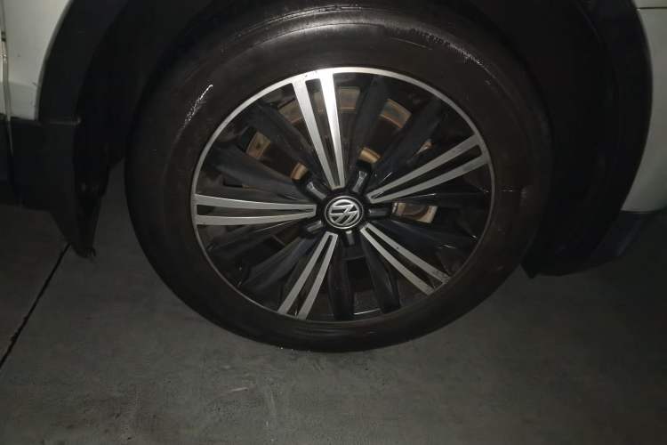 Used Volkswagen Tiguan L 2019 330TSI Automatic Two-Wheel Drive Panoramic Comfort Edition China VI Standard Right Front Wheel Hub