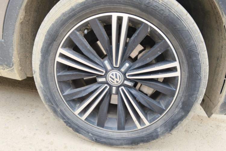 Used Volkswagen Tiguan L 2019 Updated Version 330TSI Automatic Two-Wheel Drive Panoramic Comfort Edition China VI Standard Right Front Wheel Hub