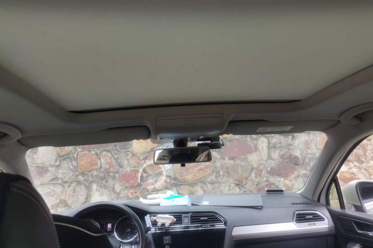 Used Volkswagen Tiguan L 2019 330TSI Automatic Two-Wheel Drive Panoramic Comfort Edition China VI Standard Headliner