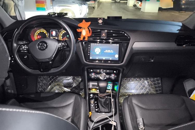 Used Volkswagen Tiguan L 2019 Updated Version 330TSI Automatic Two-Wheel Drive Panoramic Comfort Edition China VI Standard Center Console