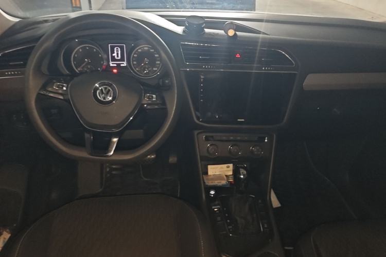Used Volkswagen Tiguan L 2019 330TSI Automatic Two-Wheel Drive Luxury Edition China VI Standard Center Console