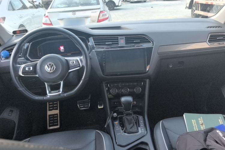 Used Volkswagen Tiguan L 2019 330TSI Automatic Two-Wheel Drive R-Line Flagship Model China VI Standard Center Console