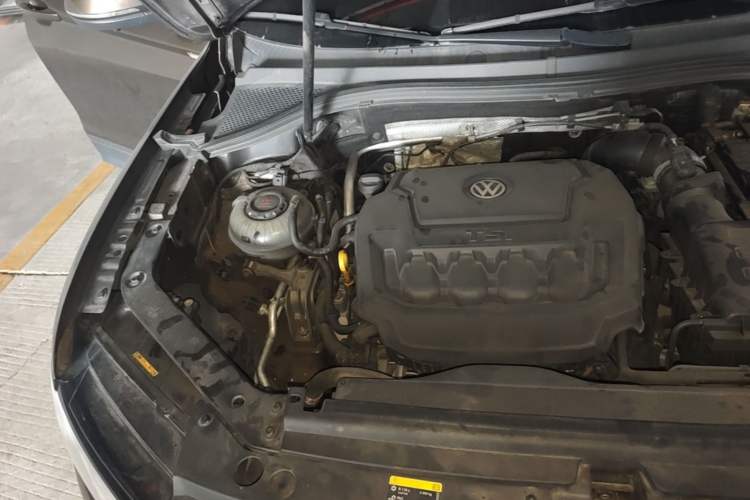 Used Volkswagen Tiguan L 2019 330TSI Automatic Two-Wheel Drive Luxury Edition China VI Standard Engine Bay Right