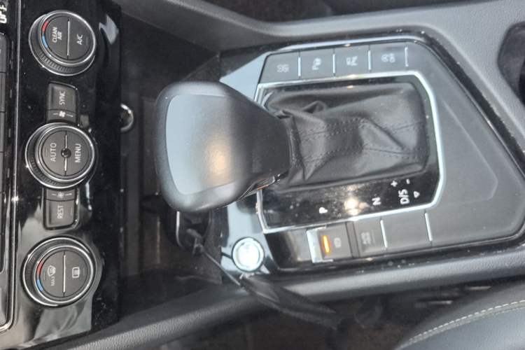 Used Volkswagen Tiguan L 2019 330TSI Automatic Two-Wheel Drive R-Line Flagship Model China VI Standard Gear Lever