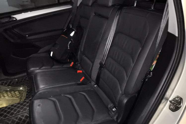 Used Volkswagen Tiguan L 2019 Updated Version 330TSI Automatic Two-Wheel Drive Panoramic Comfort Edition China VI Standard Left Rear Seat