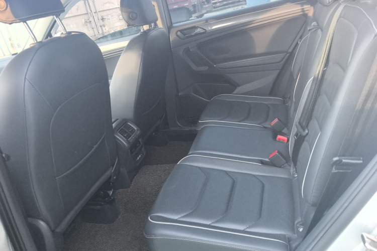 Used Volkswagen Tiguan L 2019 330TSI Automatic Two-Wheel Drive R-Line Flagship Model China VI Standard Left Rear Seat