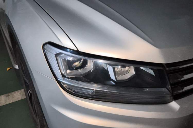 Used Volkswagen Tiguan L 2019 Updated Version 330TSI Automatic Two-Wheel Drive Panoramic Comfort Edition China VI Standard Right Front Headlight