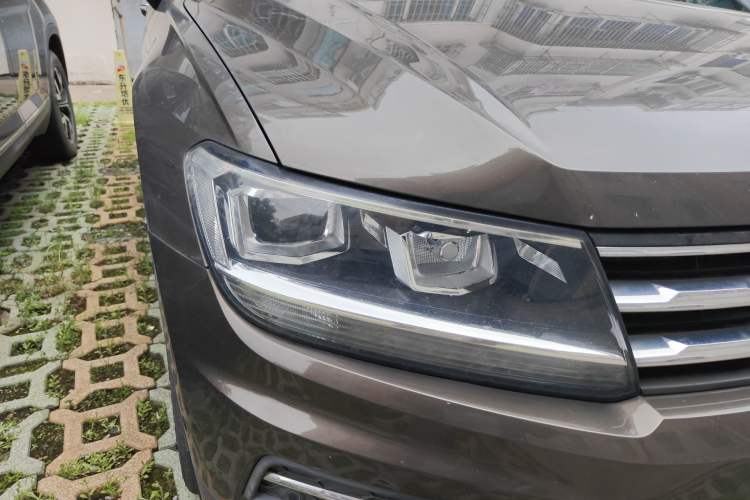 Used Volkswagen Tiguan L 2019 330TSI Automatic Two-Wheel Drive Smart Luxury Version China V Emission Standard Right Front Headlight