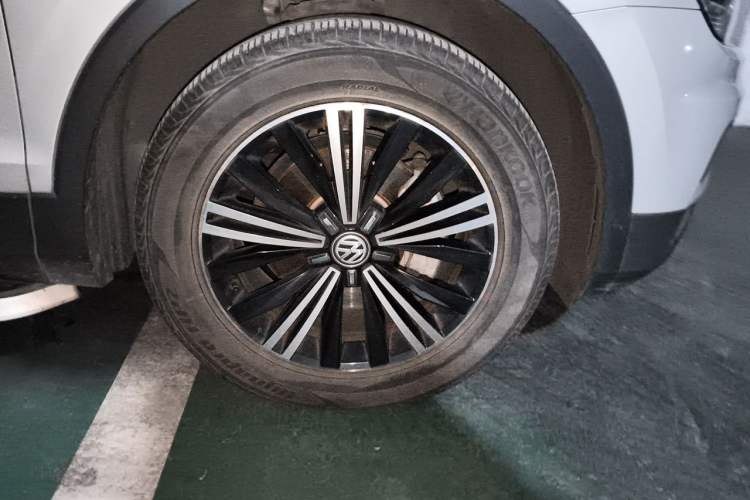 Used Volkswagen Tiguan L 2019 Updated Version 330TSI Automatic Two-Wheel Drive Panoramic Comfort Edition China VI Standard Right Front Wheel Hub