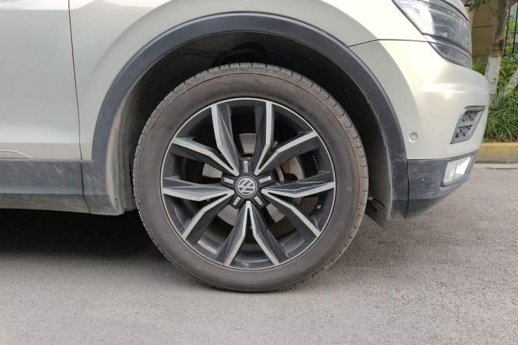Used Volkswagen Tiguan L 2019 380TSI Automatic All-Wheel Drive Luxury Edition with 7 Seats China VI Standard Right Front Wheel Hub