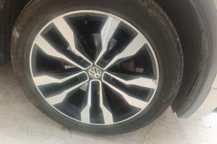 Used Volkswagen Tiguan L 2019 Restyled 330TSI Automatic Two-Wheel Drive R-Line Flagship Version China VI Standard Right Front Wheel Hub