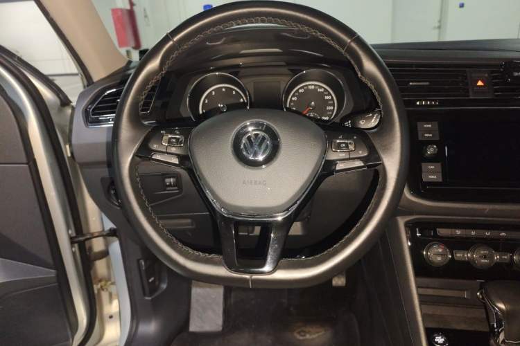 Used Volkswagen Tiguan L 2019 330TSI Automatic Two-Wheel Drive Panoramic Comfort Edition China VI Standard Steering Wheel