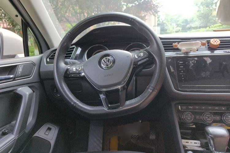 Used Volkswagen Tiguan L 2019 380TSI Automatic All-Wheel Drive Luxury Edition with 7 Seats China VI Standard Steering Wheel