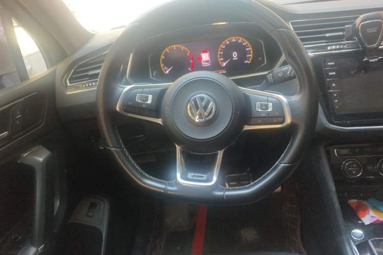 Used Volkswagen Tiguan L 2019 Restyled 330TSI Automatic Two-Wheel Drive R-Line Flagship Version China VI Standard Steering Wheel