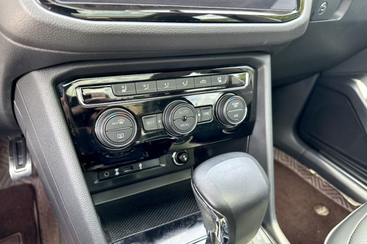 Used Volkswagen Tiguan L 2019 380TSI Automatic All-Wheel Drive R-Line Prestige Flagship Edition China V Standard Audio And AC Panel