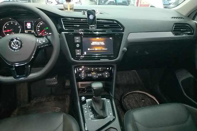 Used Volkswagen Tiguan L 2019 330TSI Automatic Two-Wheel Drive Panoramic Comfort Edition China VI Standard Audio And AC Panel