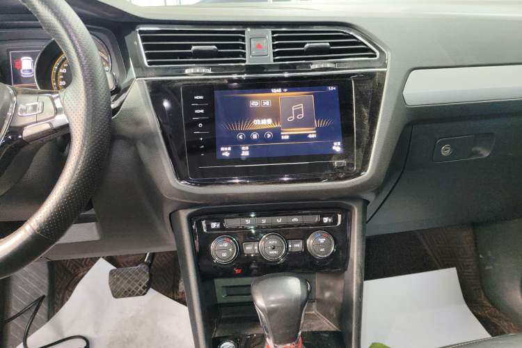 Used Volkswagen Tiguan L 2019 Updated Version 330TSI Automatic Two-Wheel Drive Panoramic Comfort Edition China VI Standard Audio And AC Panel