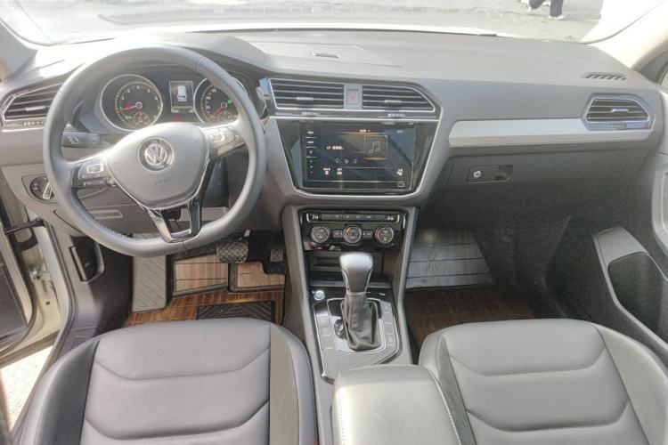 Used Volkswagen Tiguan L 2019 Updated Version 330TSI Automatic Two-Wheel Drive Panoramic Comfort Edition China VI Standard Center Console