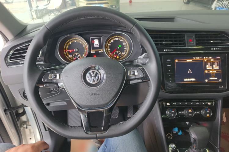 Used Volkswagen Tiguan L 2019 Revised 330TSI Automatic Two-Wheel Drive Smart & Luxury Edition China VI Standard Center Console